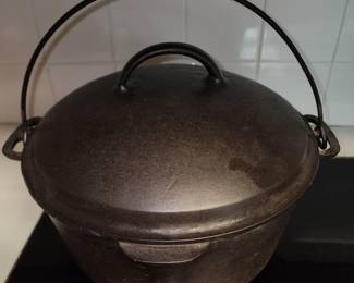 Cast iron pot with lid