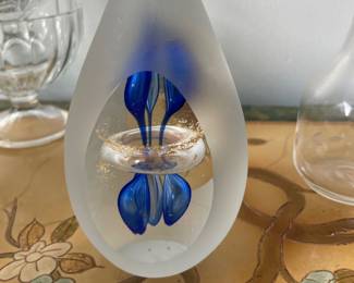 	#118	Vintage Svaja Blue Bibble Gold Flake Paperweight 5.5"			20.00																							