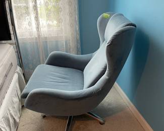 	#60	Swivel Light Blue Modern Chair	32X19X36		55.00																							