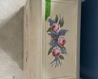 	#48	Hand painted small rose chest w/felt lining	27.5x16x21		30.00																							