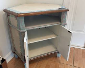 	#25	Hand Painted Corner Entry Table - 2 doors, 2 shelves	27.5x20x26		40.00																							