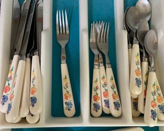 	#127	VTG Corelle/corning "Fruit Basket" Silverware - 28 pcs			20.00																							