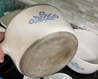 	#142	Corningware "Blue Cornflower" Range/Topper Metal Bottom: 3pc Set - 5qt dutch oven, 2.5qt sauce pan/lid			75.00																							