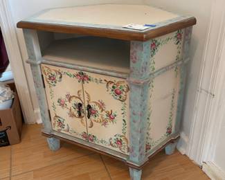 	#25	Hand Painted Corner Entry Table - 2 doors, 2 shelves	27.5x20x26		40.00																							