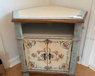 	#25	Hand Painted Corner Entry Table - 2 doors, 2 shelves	27.5x20x26		40.00																							