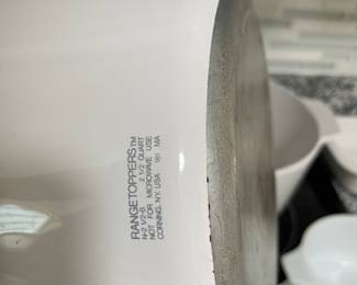 	#142	Corningware "Blue Cornflower" Range/Topper Metal Bottom: 3pc Set - 5qt dutch oven, 2.5qt sauce pan/lid			75.00																							