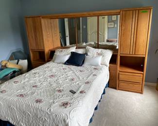 	#46	Queen Bed Solid Oak Headboard w/storage - YOU MOVE	125x74x16.5		35.00																							