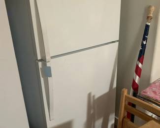 Whirlpool 18 cu ft top freezer refrigerator, works great