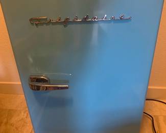 Frigidaire retro 3.2 cu ft refrigerator