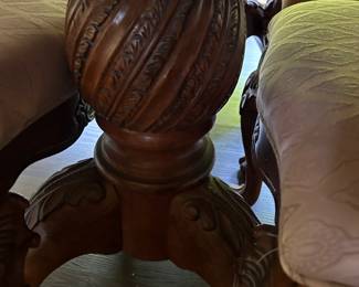 Ornate design of legs of Amish Table