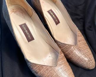 Shoes and Purses on pre-sale through the Whatnot app. 
Whatnot is a selling app. Download the app and then follow entrustedestatesalesnash. 
Send us a message on Whatnot of the shoes/purses you are interested in and we’ll get prices to you! 
Copy/paste this link to get a $15 credit toward your first purchase!
https://whatnot.com/invite/entrustedestatesales
 