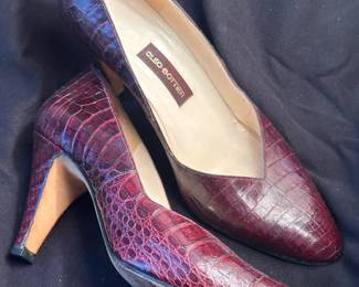 Shoes and Purses on pre-sale through the Whatnot app. 
Whatnot is a selling app. Download the app and then follow entrustedestatesalesnash. 
Send us a message on Whatnot of the shoes/purses you are interested in and we’ll get prices to you! 
Copy/paste this link to get a $15 credit toward your first purchase!
https://whatnot.com/invite/entrustedestatesales
