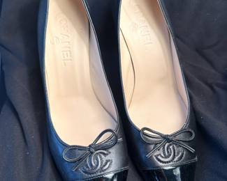 Shoes and Purses on pre-sale through the Whatnot app. 
Whatnot is a selling app. Download the app and then follow entrustedestatesalesnash. 
Send us a message on Whatnot of the shoes/purses you are interested in and we’ll get prices to you! 
Copy/paste this link to get a $15 credit toward your first purchase!
https://whatnot.com/invite/entrustedestatesales
