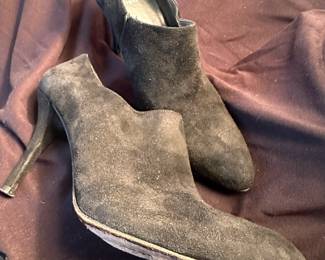 Shoes and Purses on pre-sale through the Whatnot app. 
Whatnot is a selling app. Download the app and then follow entrustedestatesalesnash. 
Send us a message on Whatnot of the shoes/purses you are interested in and we’ll get prices to you! 
Copy/paste this link to get a $15 credit toward your first purchase!
https://whatnot.com/invite/entrustedestatesales
