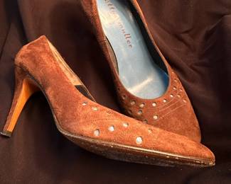 Shoes and Purses on pre-sale through the Whatnot app. 
Whatnot is a selling app. Download the app and then follow entrustedestatesalesnash. 
Send us a message on Whatnot of the shoes/purses you are interested in and we’ll get prices to you! 
Copy/paste this link to get a $15 credit toward your first purchase!
https://whatnot.com/invite/entrustedestatesales
