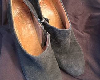 Shoes and Purses on pre-sale through the Whatnot app. 
Whatnot is a selling app. Download the app and then follow entrustedestatesalesnash. 
Send us a message on Whatnot of the shoes/purses you are interested in and we’ll get prices to you! 
Copy/paste this link to get a $15 credit toward your first purchase!
https://whatnot.com/invite/entrustedestatesales
