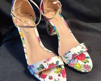 Shoes and Purses on pre-sale through the Whatnot app. 
Whatnot is a selling app. Download the app and then follow entrustedestatesalesnash. 
Send us a message on Whatnot of the shoes/purses you are interested in and we’ll get prices to you! 
Copy/paste this link to get a $15 credit toward your first purchase!
https://whatnot.com/invite/entrustedestatesales
