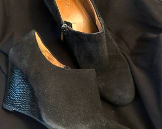 Shoes and Purses on pre-sale through the Whatnot app. 
Whatnot is a selling app. Download the app and then follow entrustedestatesalesnash. 
Send us a message on Whatnot of the shoes/purses you are interested in and we’ll get prices to you! 
Copy/paste this link to get a $15 credit toward your first purchase!
https://whatnot.com/invite/entrustedestatesales
