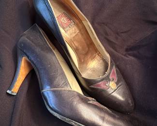 Shoes and Purses on pre-sale through the Whatnot app. 
Whatnot is a selling app. Download the app and then follow entrustedestatesalesnash. 
Send us a message on Whatnot of the shoes/purses you are interested in and we’ll get prices to you! 
Copy/paste this link to get a $15 credit toward your first purchase!
https://whatnot.com/invite/entrustedestatesales
