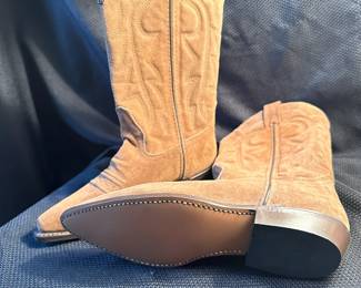 Shoes and Purses on pre-sale through the Whatnot app. 
Whatnot is a selling app. Download the app and then follow entrustedestatesalesnash. 
Send us a message on Whatnot of the shoes/purses you are interested in and we’ll get prices to you! 
Copy/paste this link to get a $15 credit toward your first purchase!
https://whatnot.com/invite/entrustedestatesales
