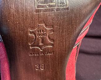 Shoes and Purses on pre-sale through the Whatnot app. 
Whatnot is a selling app. Download the app and then follow entrustedestatesalesnash. 
Send us a message on Whatnot of the shoes/purses you are interested in and we’ll get prices to you! 
Copy/paste this link to get a $15 credit toward your first purchase!
https://whatnot.com/invite/entrustedestatesales
