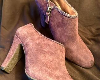 Shoes and Purses on pre-sale through the Whatnot app. 
Whatnot is a selling app. Download the app and then follow entrustedestatesalesnash. 
Send us a message on Whatnot of the shoes/purses you are interested in and we’ll get prices to you! 
Copy/paste this link to get a $15 credit toward your first purchase!
https://whatnot.com/invite/entrustedestatesales
