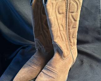 Shoes and Purses on pre-sale through the Whatnot app. 
Whatnot is a selling app. Download the app and then follow entrustedestatesalesnash. 
Send us a message on Whatnot of the shoes/purses you are interested in and we’ll get prices to you! 
Copy/paste this link to get a $15 credit toward your first purchase!
https://whatnot.com/invite/entrustedestatesales
