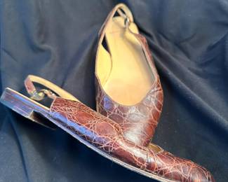 Shoes and Purses on pre-sale through the Whatnot app. 
Whatnot is a selling app. Download the app and then follow entrustedestatesalesnash. 
Send us a message on Whatnot of the shoes/purses you are interested in and we’ll get prices to you! 
Copy/paste this link to get a $15 credit toward your first purchase!
https://whatnot.com/invite/entrustedestatesales
