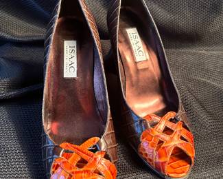 Shoes and Purses on pre-sale through the Whatnot app. 
Whatnot is a selling app. Download the app and then follow entrustedestatesalesnash. 
Send us a message on Whatnot of the shoes/purses you are interested in and we’ll get prices to you! 
Copy/paste this link to get a $15 credit toward your first purchase!
https://whatnot.com/invite/entrustedestatesales
