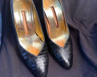 Shoes and Purses on pre-sale through the Whatnot app. 
Whatnot is a selling app. Download the app and then follow entrustedestatesalesnash. 
Send us a message on Whatnot of the shoes/purses you are interested in and we’ll get prices to you! 
Copy/paste this link to get a $15 credit toward your first purchase!
https://whatnot.com/invite/entrustedestatesales
