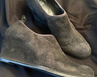 Shoes and Purses on pre-sale through the Whatnot app. 
Whatnot is a selling app. Download the app and then follow entrustedestatesalesnash. 
Send us a message on Whatnot of the shoes/purses you are interested in and we’ll get prices to you! 
Copy/paste this link to get a $15 credit toward your first purchase!
https://whatnot.com/invite/entrustedestatesales
