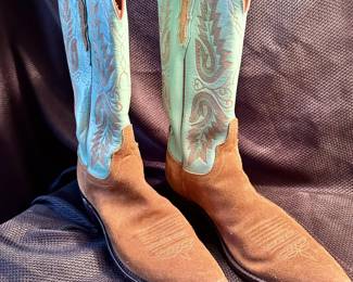 Shoes and Purses on pre-sale through the Whatnot app. 
Whatnot is a selling app. Download the app and then follow entrustedestatesalesnash. 
Send us a message on Whatnot of the shoes/purses you are interested in and we’ll get prices to you! 
Copy/paste this link to get a $15 credit toward your first purchase!
https://whatnot.com/invite/entrustedestatesales
