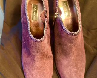 Shoes and Purses on pre-sale through the Whatnot app. 
Whatnot is a selling app. Download the app and then follow entrustedestatesalesnash. 
Send us a message on Whatnot of the shoes/purses you are interested in and we’ll get prices to you! 
Copy/paste this link to get a $15 credit toward your first purchase!
https://whatnot.com/invite/entrustedestatesales
