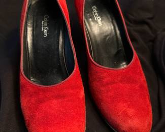 Shoes and Purses on pre-sale through the Whatnot app. 
Whatnot is a selling app. Download the app and then follow entrustedestatesalesnash. 
Send us a message on Whatnot of the shoes/purses you are interested in and we’ll get prices to you! 
Copy/paste this link to get a $15 credit toward your first purchase!
https://whatnot.com/invite/entrustedestatesales
