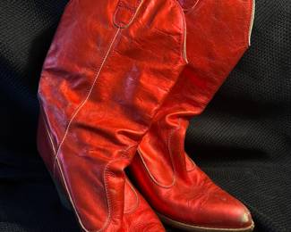 Shoes and Purses on pre-sale through the Whatnot app. 
Whatnot is a selling app. Download the app and then follow entrustedestatesalesnash. 
Send us a message on Whatnot of the shoes/purses you are interested in and we’ll get prices to you! 
Copy/paste this link to get a $15 credit toward your first purchase!
https://whatnot.com/invite/entrustedestatesales
