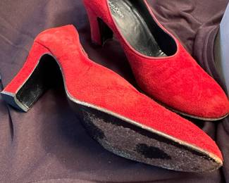 Shoes and Purses on pre-sale through the Whatnot app. 
Whatnot is a selling app. Download the app and then follow entrustedestatesalesnash. 
Send us a message on Whatnot of the shoes/purses you are interested in and we’ll get prices to you! 
Copy/paste this link to get a $15 credit toward your first purchase!
https://whatnot.com/invite/entrustedestatesales
