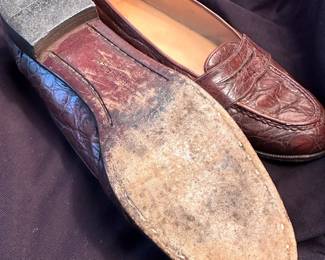 Shoes and Purses on pre-sale through the Whatnot app. 
Whatnot is a selling app. Download the app and then follow entrustedestatesalesnash. 
Send us a message on Whatnot of the shoes/purses you are interested in and we’ll get prices to you! 
Copy/paste this link to get a $15 credit toward your first purchase!
https://whatnot.com/invite/entrustedestatesales
