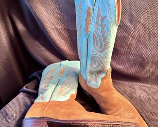 Shoes and Purses on pre-sale through the Whatnot app. 
Whatnot is a selling app. Download the app and then follow entrustedestatesalesnash. 
Send us a message on Whatnot of the shoes/purses you are interested in and we’ll get prices to you! 
Copy/paste this link to get a $15 credit toward your first purchase!
https://whatnot.com/invite/entrustedestatesales
