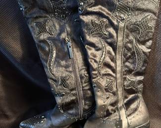 Shoes and Purses on pre-sale through the Whatnot app. 
Whatnot is a selling app. Download the app and then follow entrustedestatesalesnash. 
Send us a message on Whatnot of the shoes/purses you are interested in and we’ll get prices to you! 
Copy/paste this link to get a $15 credit toward your first purchase!
https://whatnot.com/invite/entrustedestatesales
