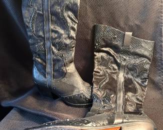 Shoes and Purses on pre-sale through the Whatnot app. 
Whatnot is a selling app. Download the app and then follow entrustedestatesalesnash. 
Send us a message on Whatnot of the shoes/purses you are interested in and we’ll get prices to you! 
Copy/paste this link to get a $15 credit toward your first purchase!
https://whatnot.com/invite/entrustedestatesales
