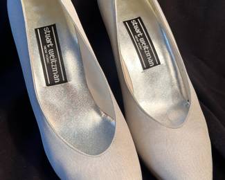 Shoes and Purses on pre-sale through the Whatnot app. 
Whatnot is a selling app. Download the app and then follow entrustedestatesalesnash. 
Send us a message on Whatnot of the shoes/purses you are interested in and we’ll get prices to you! 
Copy/paste this link to get a $15 credit toward your first purchase!
https://whatnot.com/invite/entrustedestatesales
