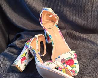 Shoes and Purses on pre-sale through the Whatnot app. 
Whatnot is a selling app. Download the app and then follow entrustedestatesalesnash. 
Send us a message on Whatnot of the shoes/purses you are interested in and we’ll get prices to you! 
Copy/paste this link to get a $15 credit toward your first purchase!
https://whatnot.com/invite/entrustedestatesales
