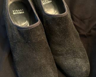 Shoes and Purses on pre-sale through the Whatnot app. 
Whatnot is a selling app. Download the app and then follow entrustedestatesalesnash. 
Send us a message on Whatnot of the shoes/purses you are interested in and we’ll get prices to you! 
Copy/paste this link to get a $15 credit toward your first purchase!
https://whatnot.com/invite/entrustedestatesales
