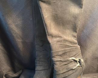 Shoes and Purses on pre-sale through the Whatnot app. 
Whatnot is a selling app. Download the app and then follow entrustedestatesalesnash. 
Send us a message on Whatnot of the shoes/purses you are interested in and we’ll get prices to you! 
Copy/paste this link to get a $15 credit toward your first purchase!
https://whatnot.com/invite/entrustedestatesales
