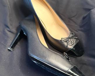 Shoes and Purses on pre-sale through the Whatnot app. 
Whatnot is a selling app. Download the app and then follow entrustedestatesalesnash. 
Send us a message on Whatnot of the shoes/purses you are interested in and we’ll get prices to you! 
Copy/paste this link to get a $15 credit toward your first purchase!
https://whatnot.com/invite/entrustedestatesales
