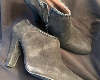 Shoes and Purses on pre-sale through the Whatnot app. 
Whatnot is a selling app. Download the app and then follow entrustedestatesalesnash. 
Send us a message on Whatnot of the shoes/purses you are interested in and we’ll get prices to you! 
Copy/paste this link to get a $15 credit toward your first purchase!
https://whatnot.com/invite/entrustedestatesales
