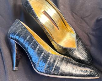 Shoes and Purses on pre-sale through the Whatnot app. 
Whatnot is a selling app. Download the app and then follow entrustedestatesalesnash. 
Send us a message on Whatnot of the shoes/purses you are interested in and we’ll get prices to you! 
Copy/paste this link to get a $15 credit toward your first purchase!
https://whatnot.com/invite/entrustedestatesales
