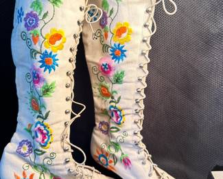 Shoes and Purses on pre-sale through the Whatnot app. 
Whatnot is a selling app. Download the app and then follow entrustedestatesalesnash. 
Send us a message on Whatnot of the shoes/purses you are interested in and we’ll get prices to you! 
Copy/paste this link to get a $15 credit toward your first purchase!
https://whatnot.com/invite/entrustedestatesales
