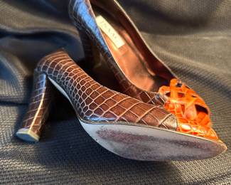 Shoes and Purses on pre-sale through the Whatnot app. 
Whatnot is a selling app. Download the app and then follow entrustedestatesalesnash. 
Send us a message on Whatnot of the shoes/purses you are interested in and we’ll get prices to you! 
Copy/paste this link to get a $15 credit toward your first purchase!
https://whatnot.com/invite/entrustedestatesales
