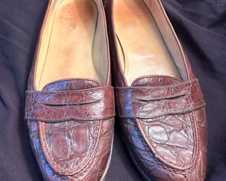 Shoes and Purses on pre-sale through the Whatnot app. 
Whatnot is a selling app. Download the app and then follow entrustedestatesalesnash. 
Send us a message on Whatnot of the shoes/purses you are interested in and we’ll get prices to you! 
Copy/paste this link to get a $15 credit toward your first purchase!
https://whatnot.com/invite/entrustedestatesales
